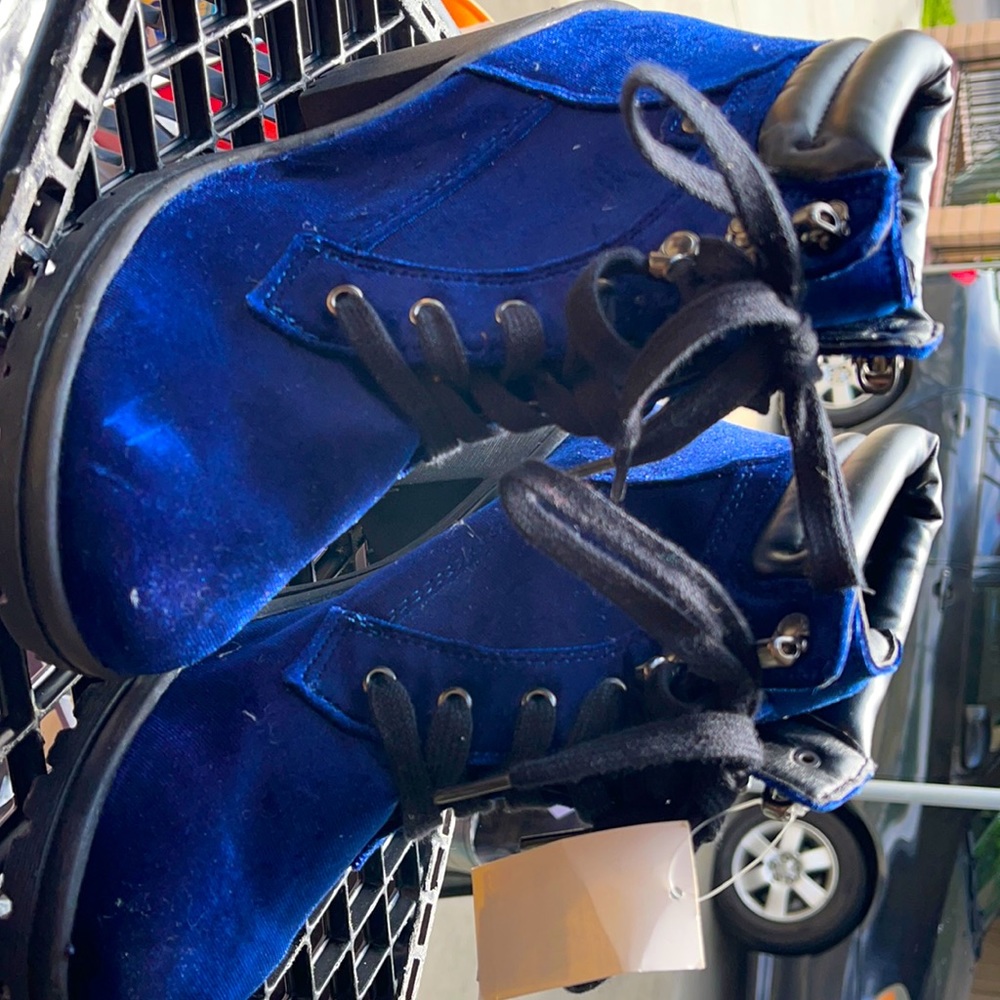 Blue Velvet heeled boots NEW, size 9